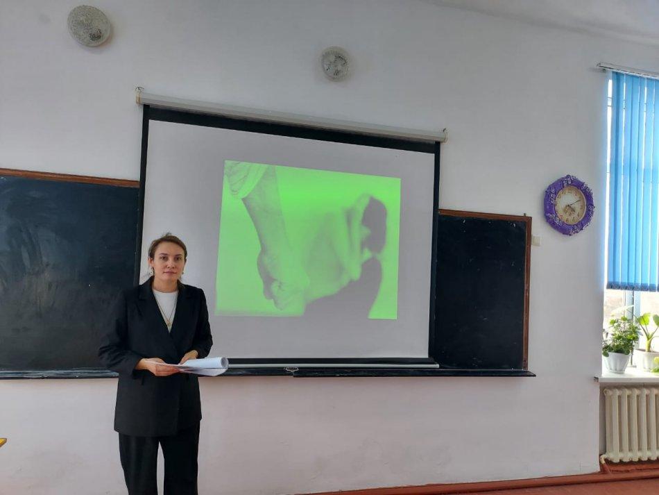 «Әйелдерге зорлық-зомбылық болмасын» тақырыбында педагогикалық ұжыммен бейнеролик көрсетілгендігі туралы